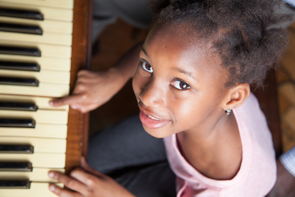 Como a brincadeira musical pode ajudar no desenvolvimento infantilComo a brincadeira musical pode ajudar no desenvolvimento infantil  